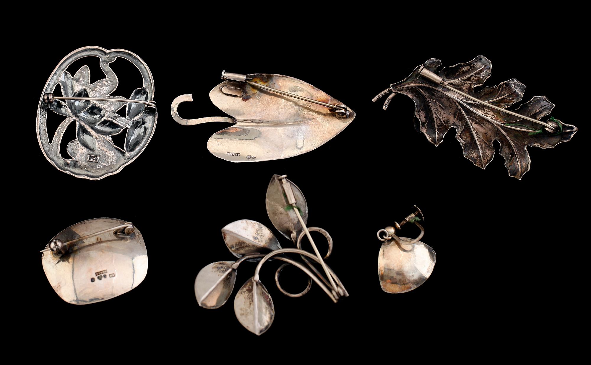 BROSCHER, 5 st samt ÖRHÄNGE, silver, 1900-talets mitt. Vikt ca 49 gram.