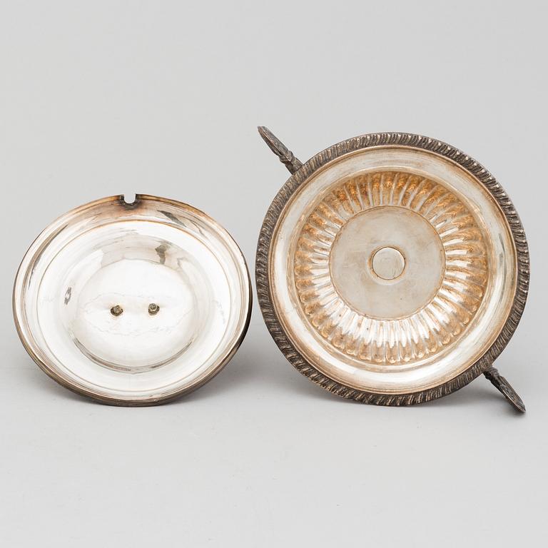 SOCKERSKÅL MED LOCK, SÅSSKÅL MED FAT SAMT GRÄDDKANNOR, 2 st, pläter, 1800-tal.