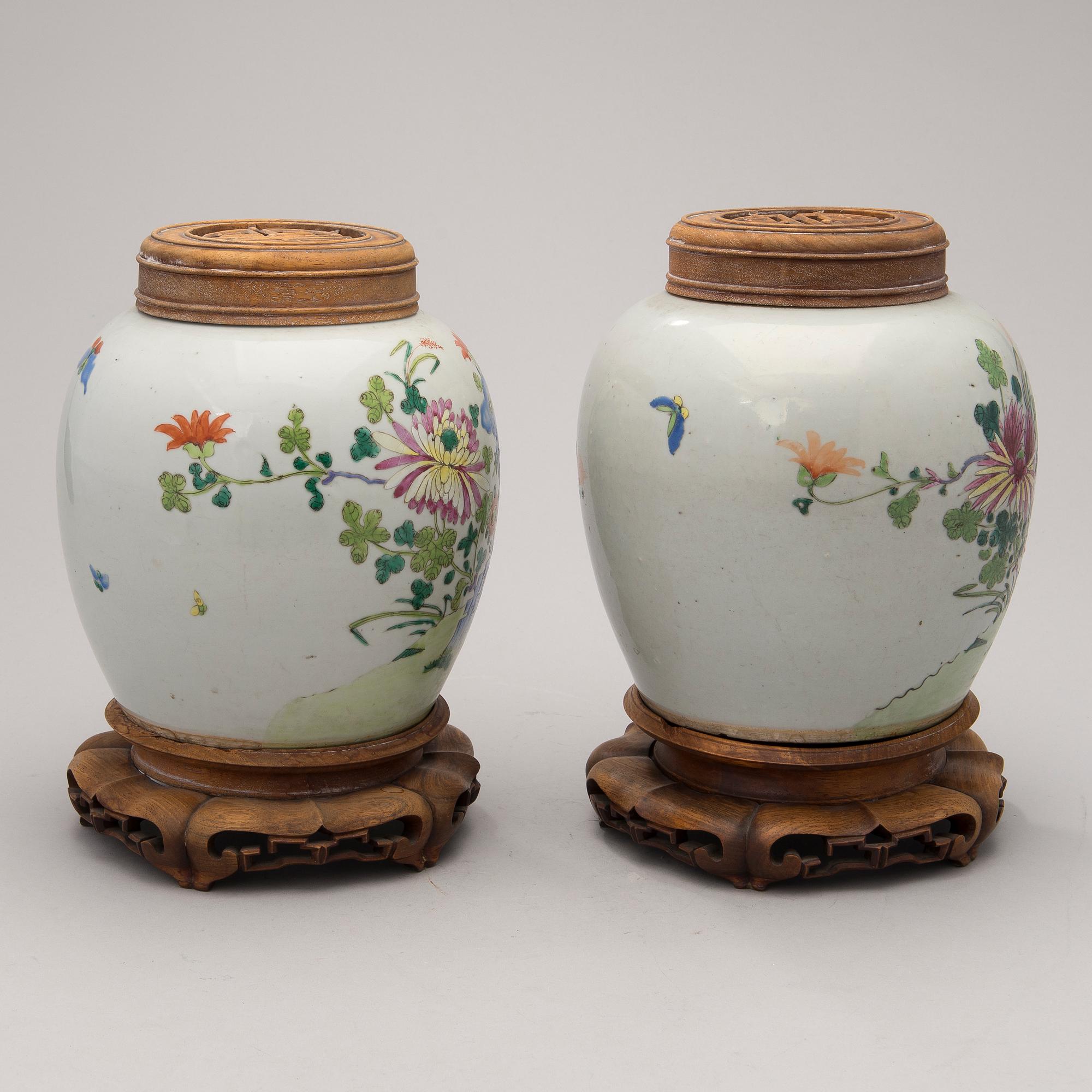 A pair of Chinese famille vert porcelain urns, Kangxi (1662-1722).