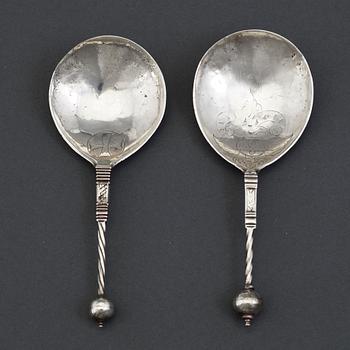 Skedar med kulknopp, 2st, silver, otydliga stämplar, Skandinavien 1700-talets förra hälft.