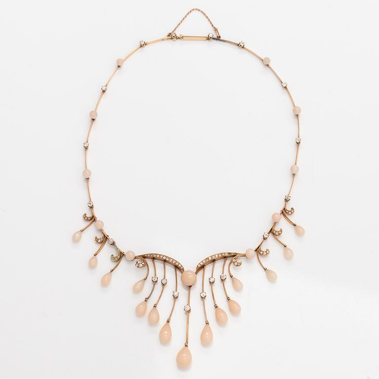 An 14K gold collier with old-cut diamonds ca. 1.90 ct in tot and pearls. Austria-Hungary, turn of the 20th century.