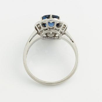 Ring, Carlman, vitguld med blå safir och briljantslipade diamanter.