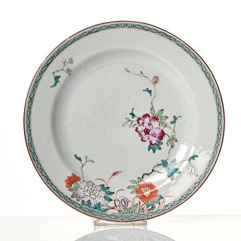 A matched set of 18 famille rose dinner plates, Qing dynasty, Qianlong (1736-95).