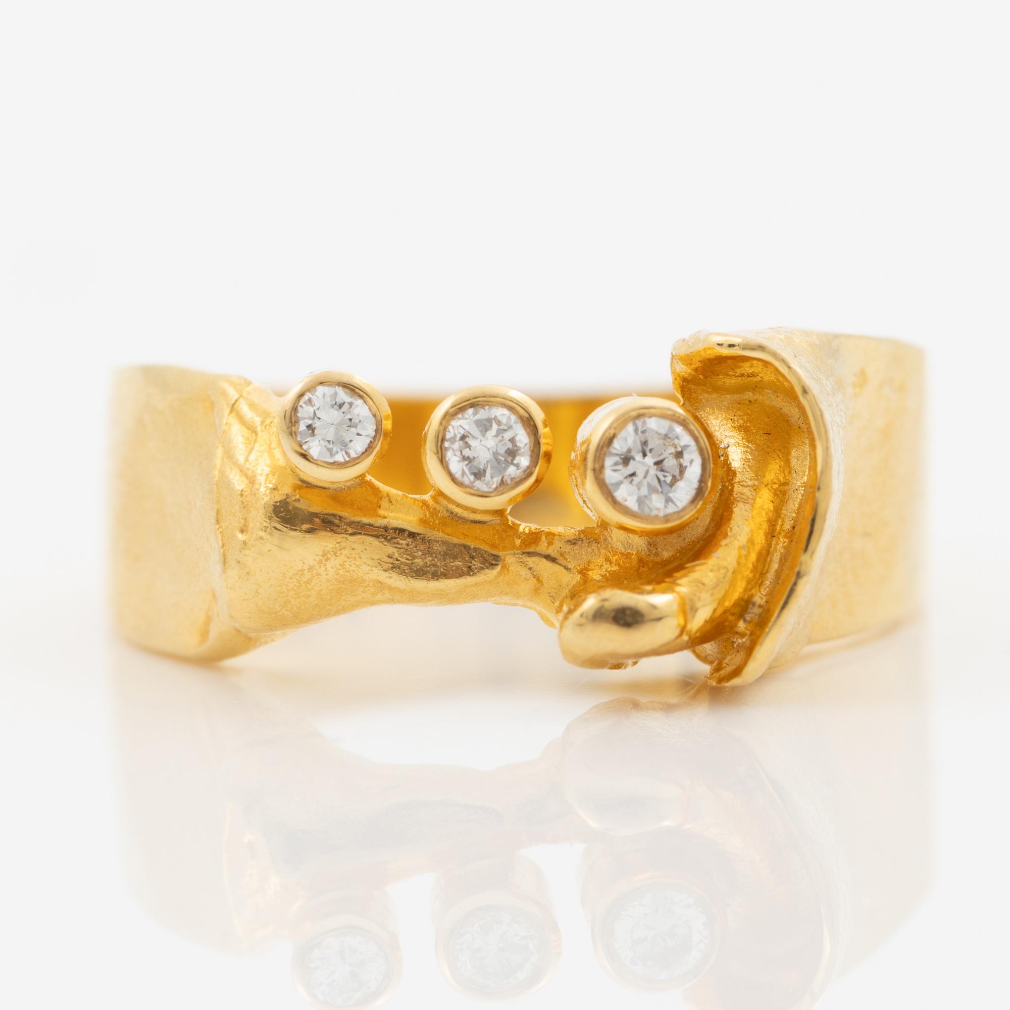 Ring in 18K gold set with three brilliant-cut diamonds.