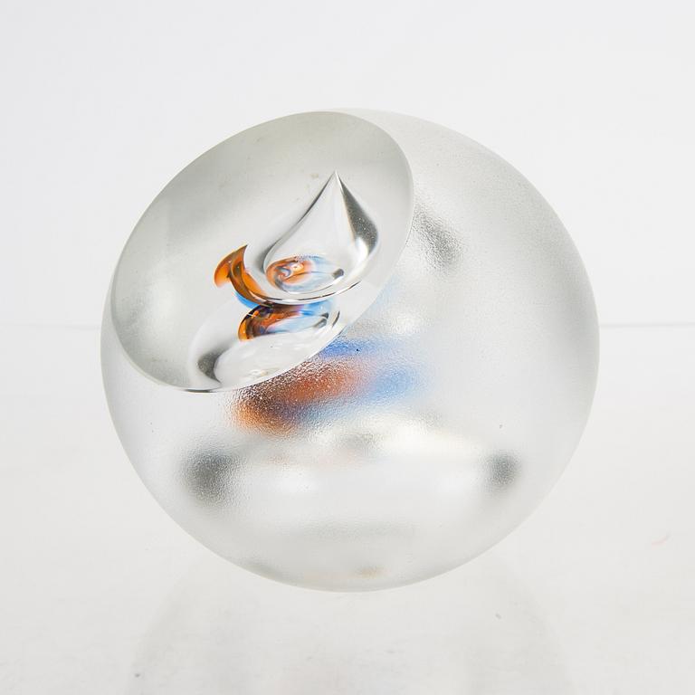 Göran Wärff, a signd and numbered glass sculpture.