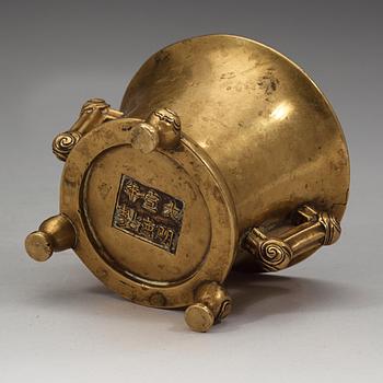 RÖKELSEKAR, kopparlegering. Qingdynastin, troligen 1700-tal med Xuandes sex karaktärers märke.