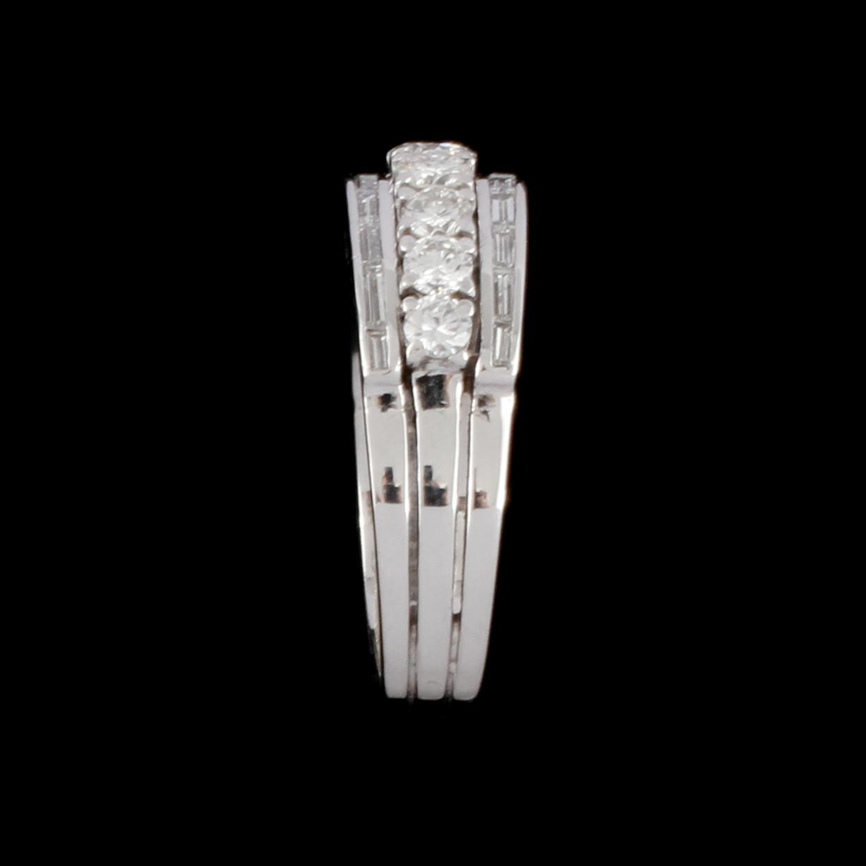 RING, 18k vitguld med briljantslipade diamanter, ca 1.20 ct. Vikt 6 g.