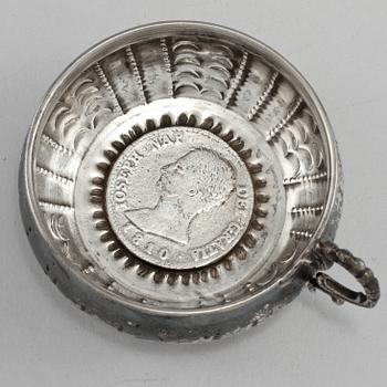 KOPP MED HÄNKEL, trol Spanien, 1800-tal. Vikt 60 g.