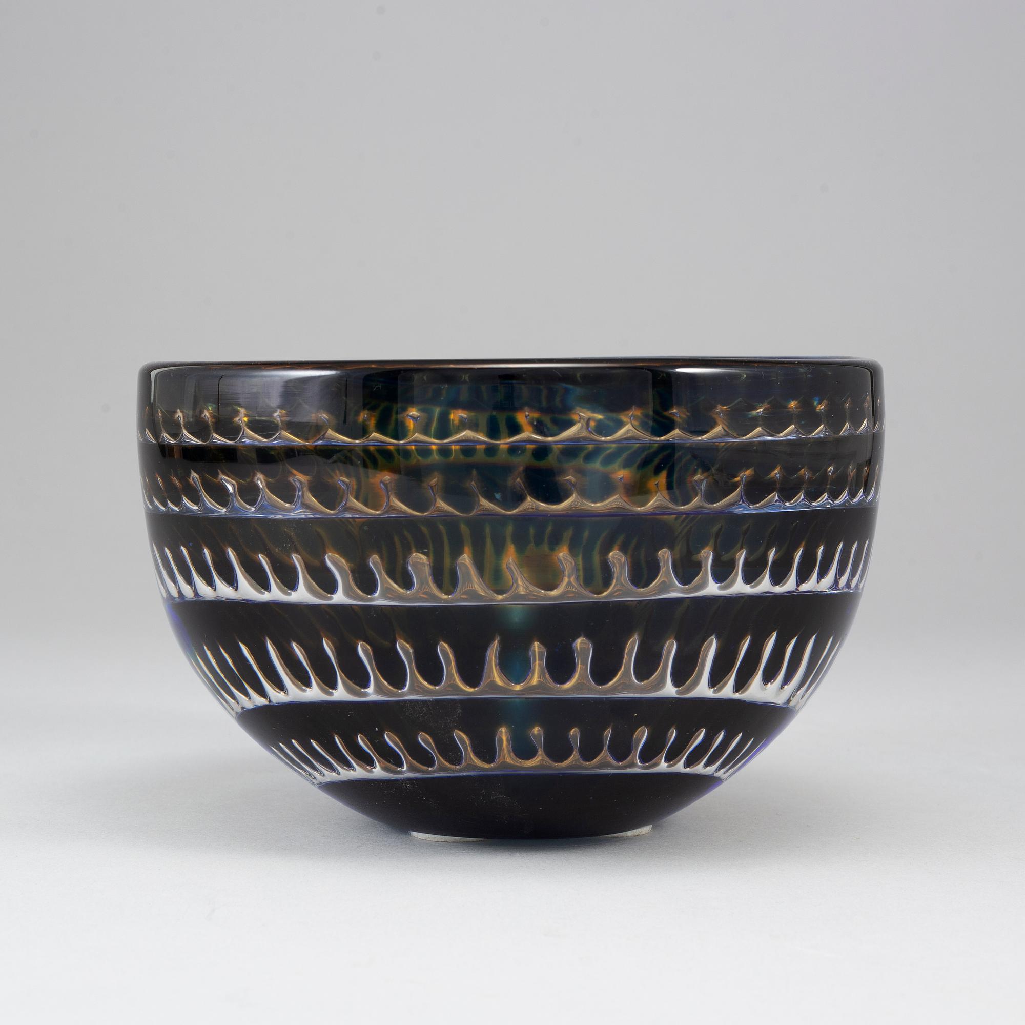 EDVIN ÖHRSTRÖM, an "ariel" glass bowl, Orrefors 1974.