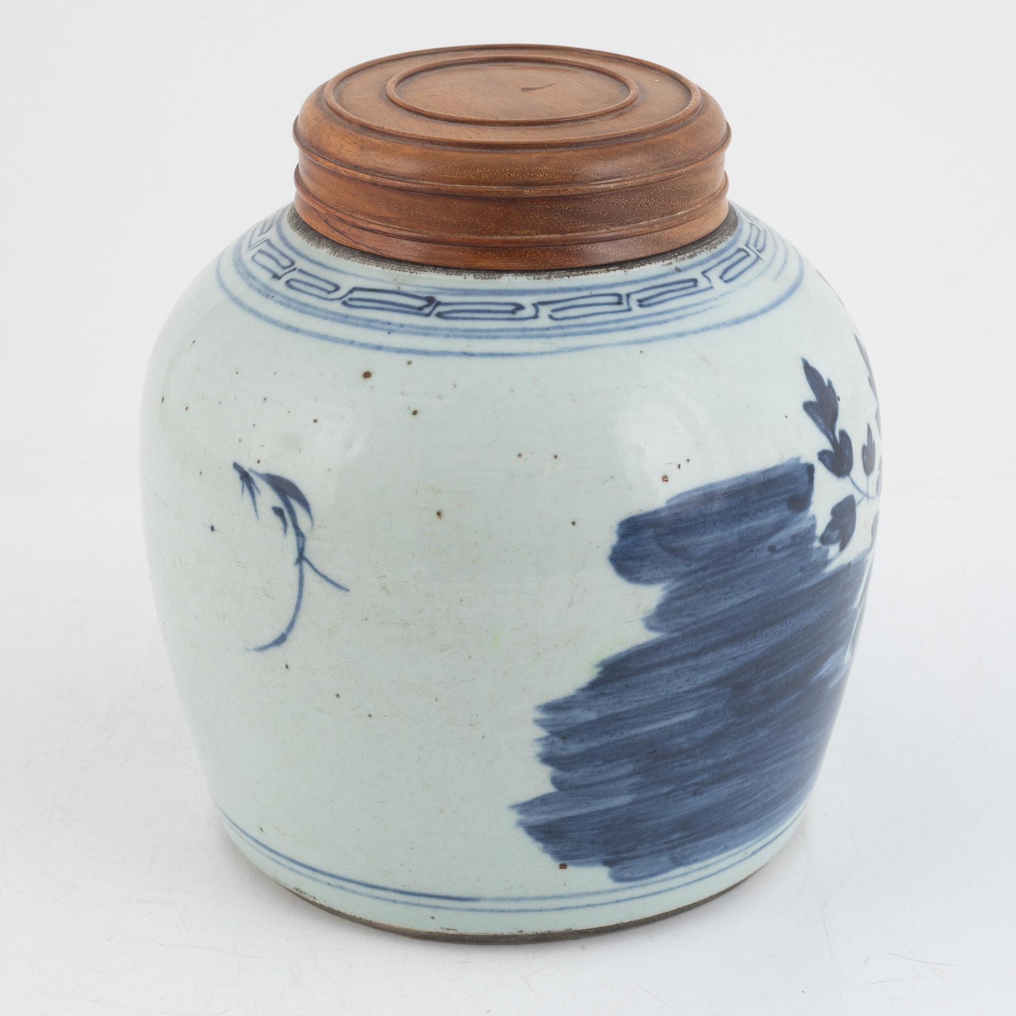 A Chinese jar with cover, Qing dynasty, 19th Century.