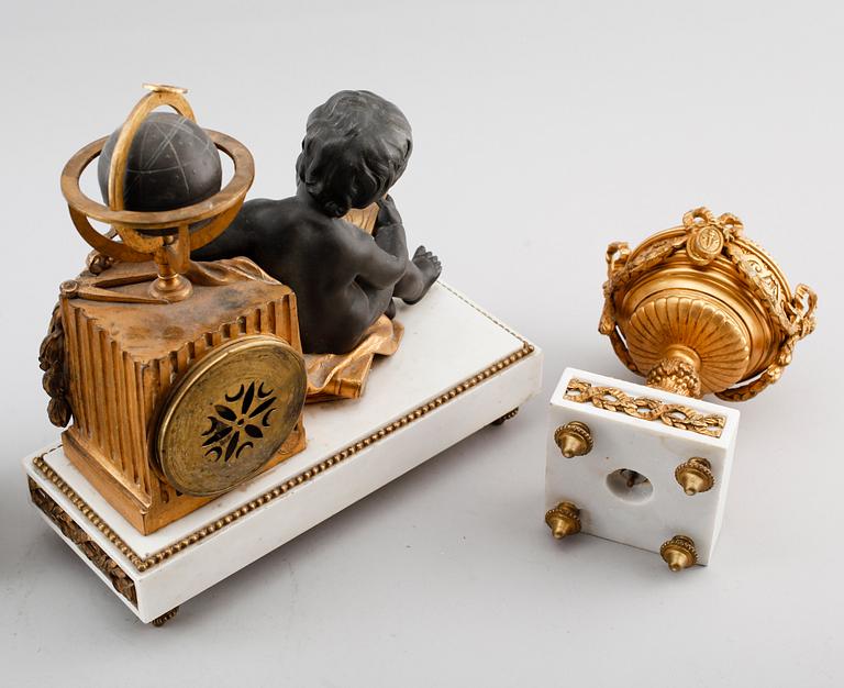 KLOCKGARNITYR, 3 delar, marmor och mässing, Louis Seizestil, Frankrike, 1800-talets andra hälft.