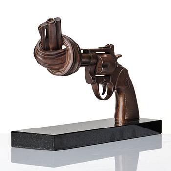 Carl Fredrik Reuterswärd, "Non-Violence Knotted Gun".