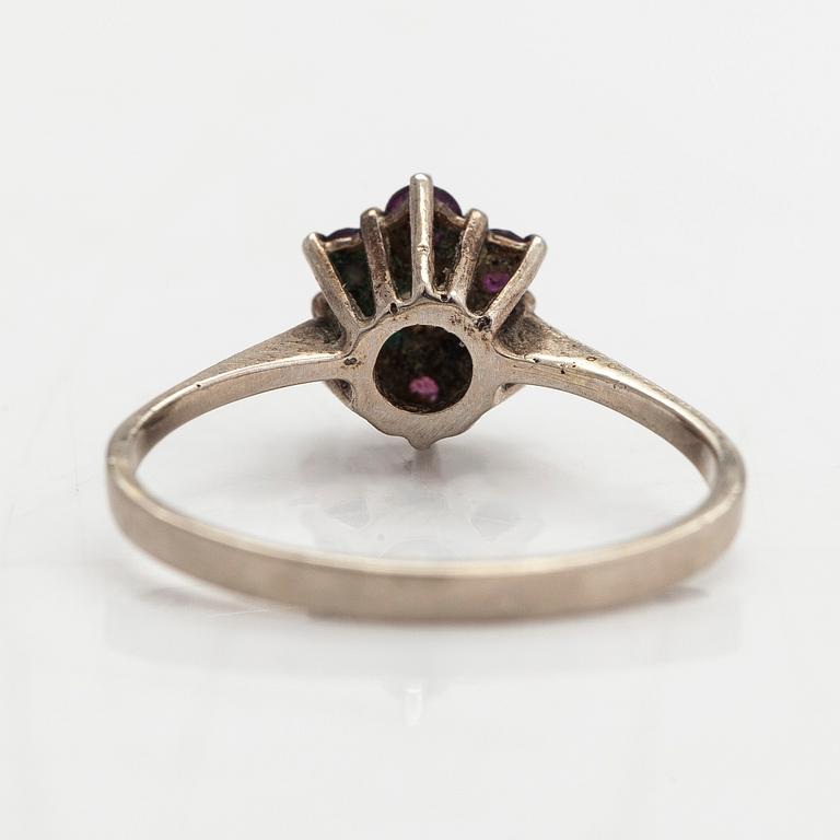 Ring, 14K vitguld med en briljantslipad diamant ca 0.12 ct och rubiner. Finland 1975.