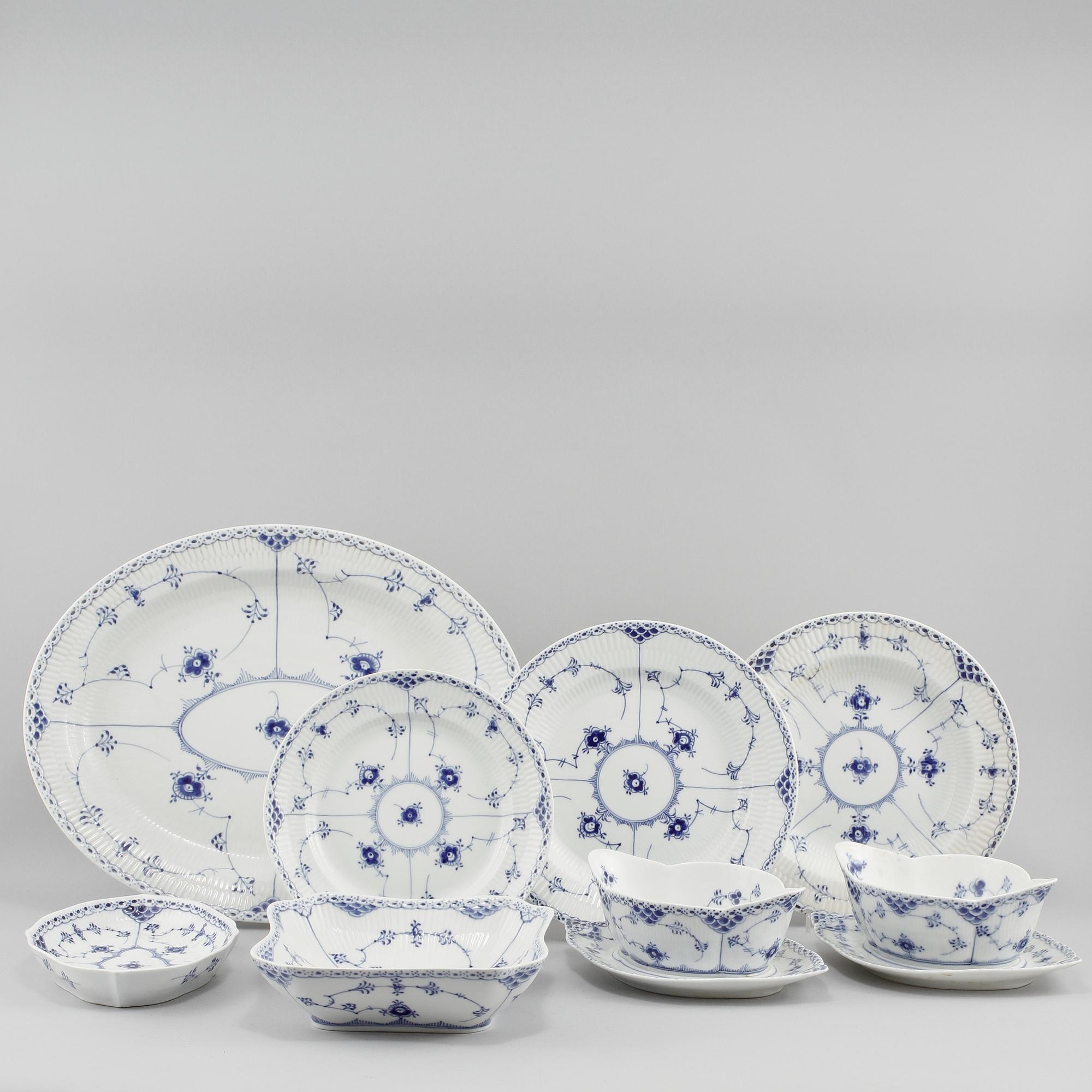 SERVISDELAR, 55 st, porslin, "Musselmalet", Royal Copenhagen, 1900-talets andra hälft.