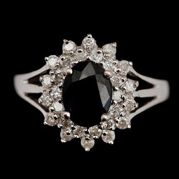RING, 14 k vitguld, med safir och briljanter.
