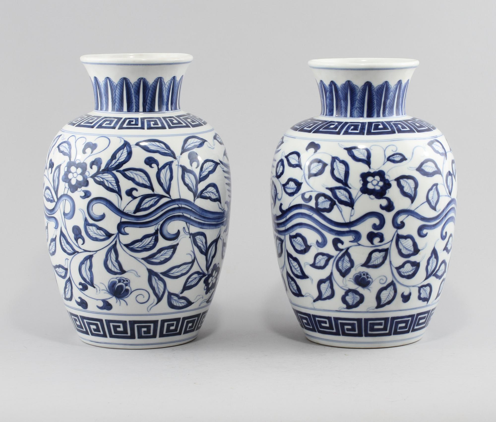 VASER, 2 st snarlika, porslin, Kina, modern tillverkning.