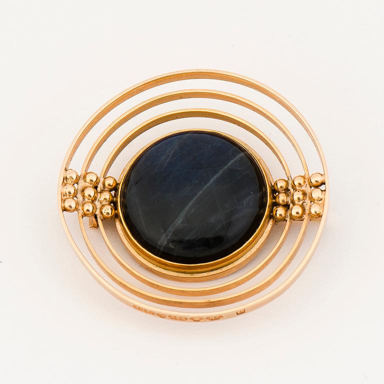 BROSCH, cabochonslipad spektrolit, 14K guld. Kalevala Koru 1966.