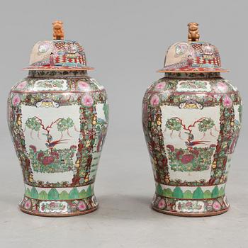 LOCKURNOR, 2 st, porslin, Kina, Kanton, 1900-talets andra hälft.