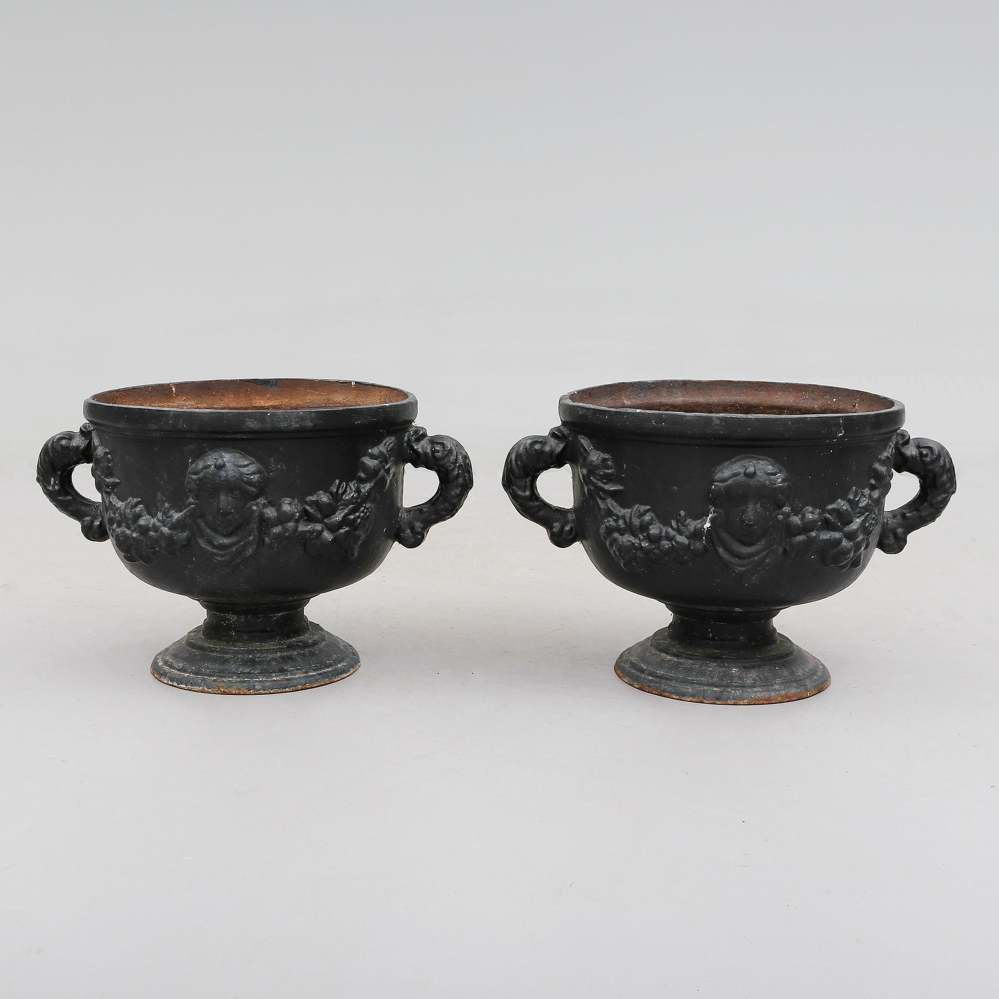 TRÄDGÅRDSURNOR, 1 par, gjutjärn, omkring år 1900.