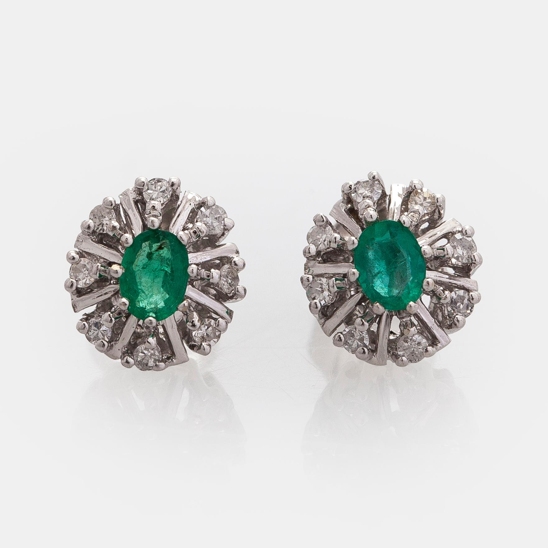 Örhängen, 14K vitguld, smaragder och diamanter.