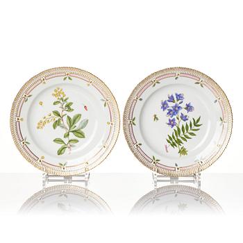 A set of 12 Royal Copenhagen 'Flora Danica' dinner plates, Denmark, 20th century.