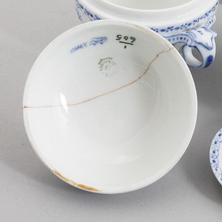 Matservis, 84 delar, porslin, "Musselmalet", Royal Copenhagen, Danmark.