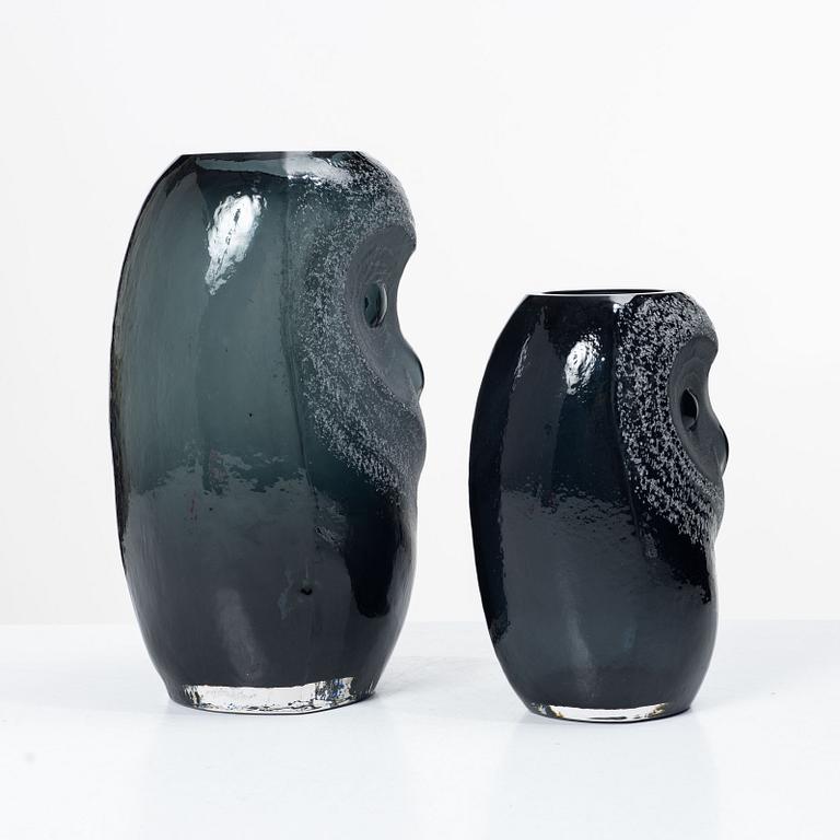 Mats Jonason, figuriner / vaser, 2 st, glas, "Safari" Uggla, Mats  Målerås, signerad MJ Sweden.