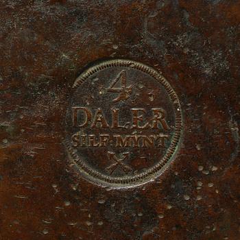 PLÅTMYNT, 4 daler, daterad 1721.