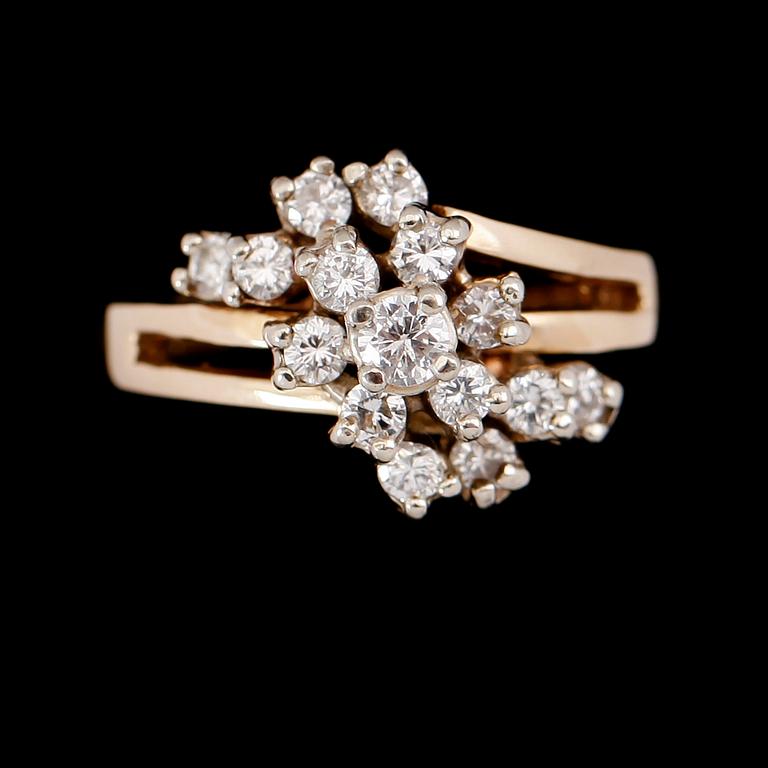 RING, 14 k guld, 15 briljantslipade diamanter.