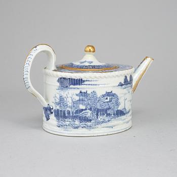 A blue and white export porcelain teapot with cover, Qing dynasty, Qianlong (1736-95).
