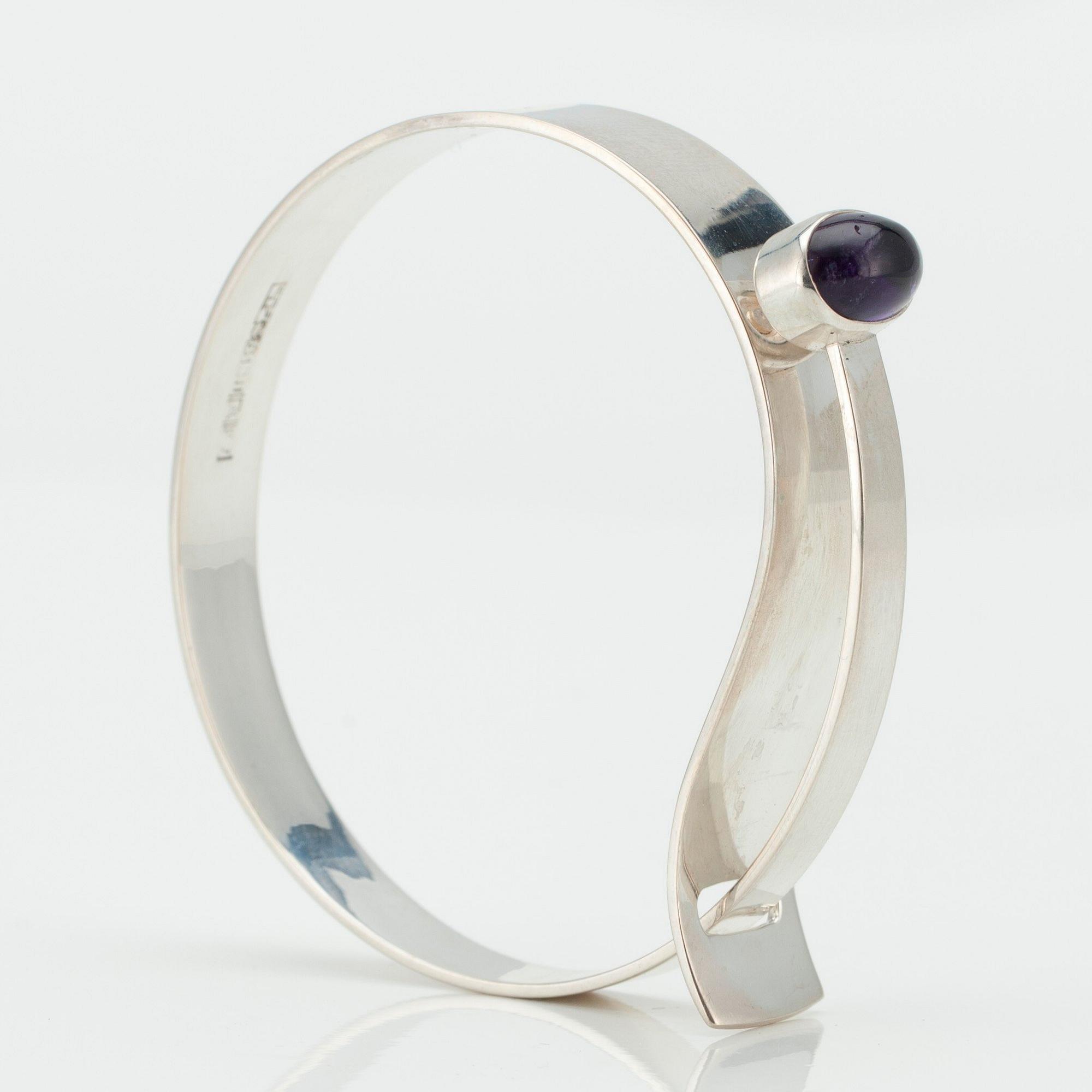 Elis Kauppi, A BRACELET, sterling silver, cabochon cut amethyst, Kupittaan Kulta 1959.