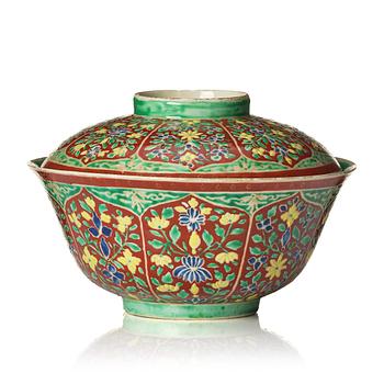 903. A Benjarong bowl with cover, Qing dynasty, 19th century.