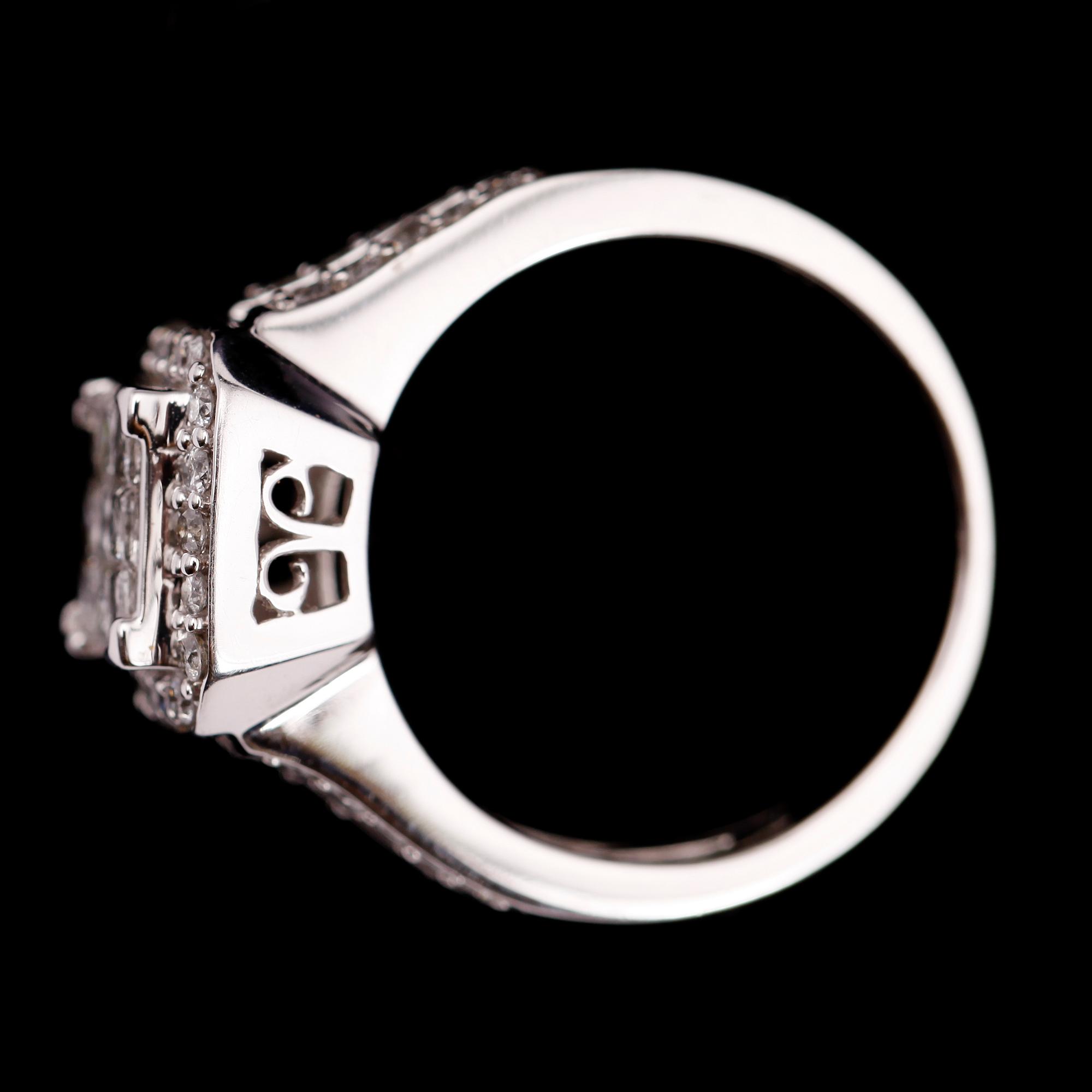 RING, 14 k vitguld, med briljant och princesslipade diamanter tot ca 1.00 ct.