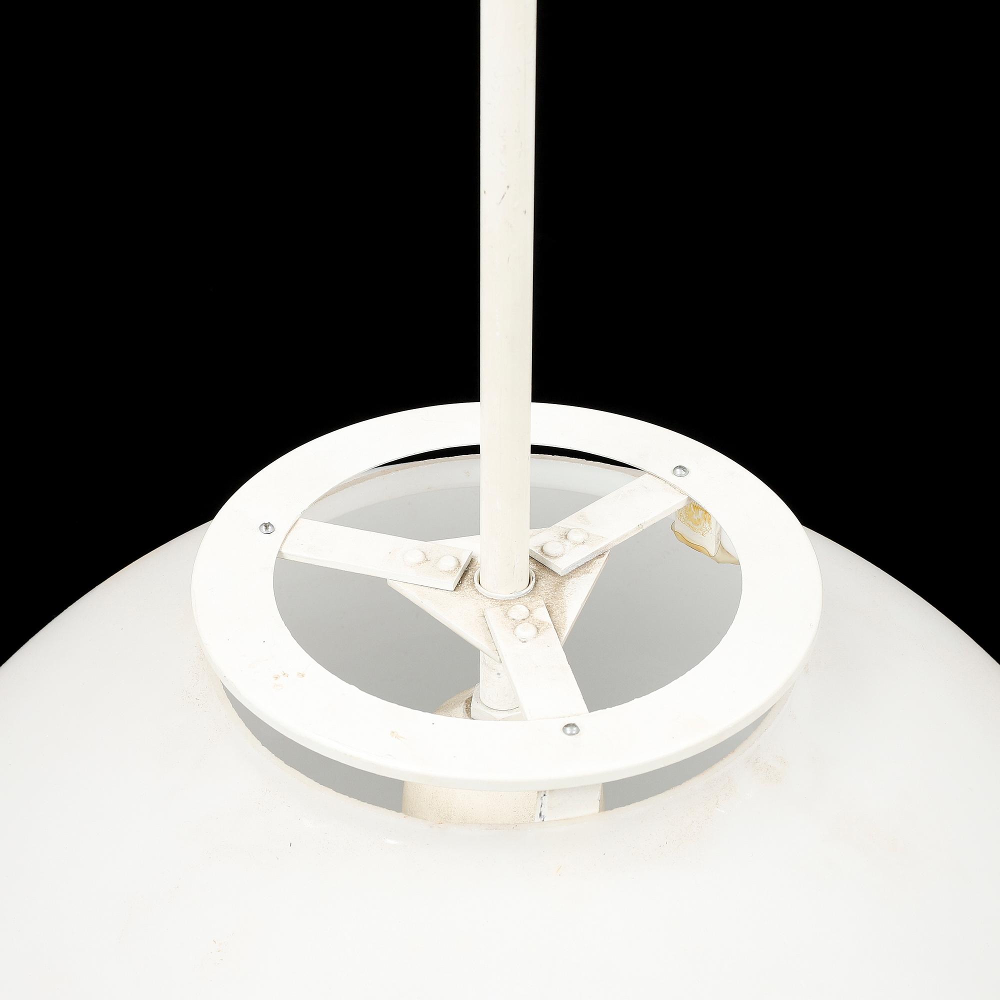 A late 20th Century ceiling light.