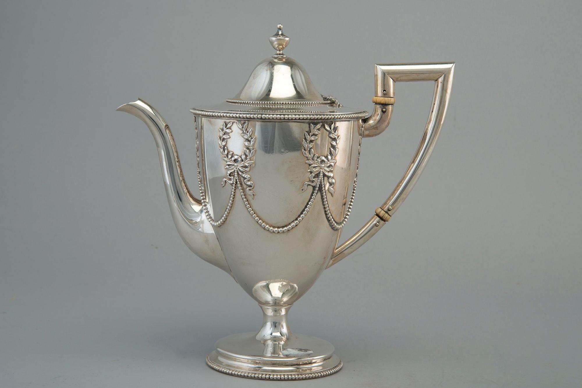 TEE- JA KAHVIKALUSTO, 5 osaa. Sterling hopeaa. J. E. Caldwell Philadephia Pennsylvania USA 1800 l. loppu.
Paino 3012 g.