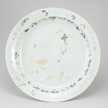 A large 'Nanking Cargo' dish, Qing dynasty, Qianlong (1736-95).