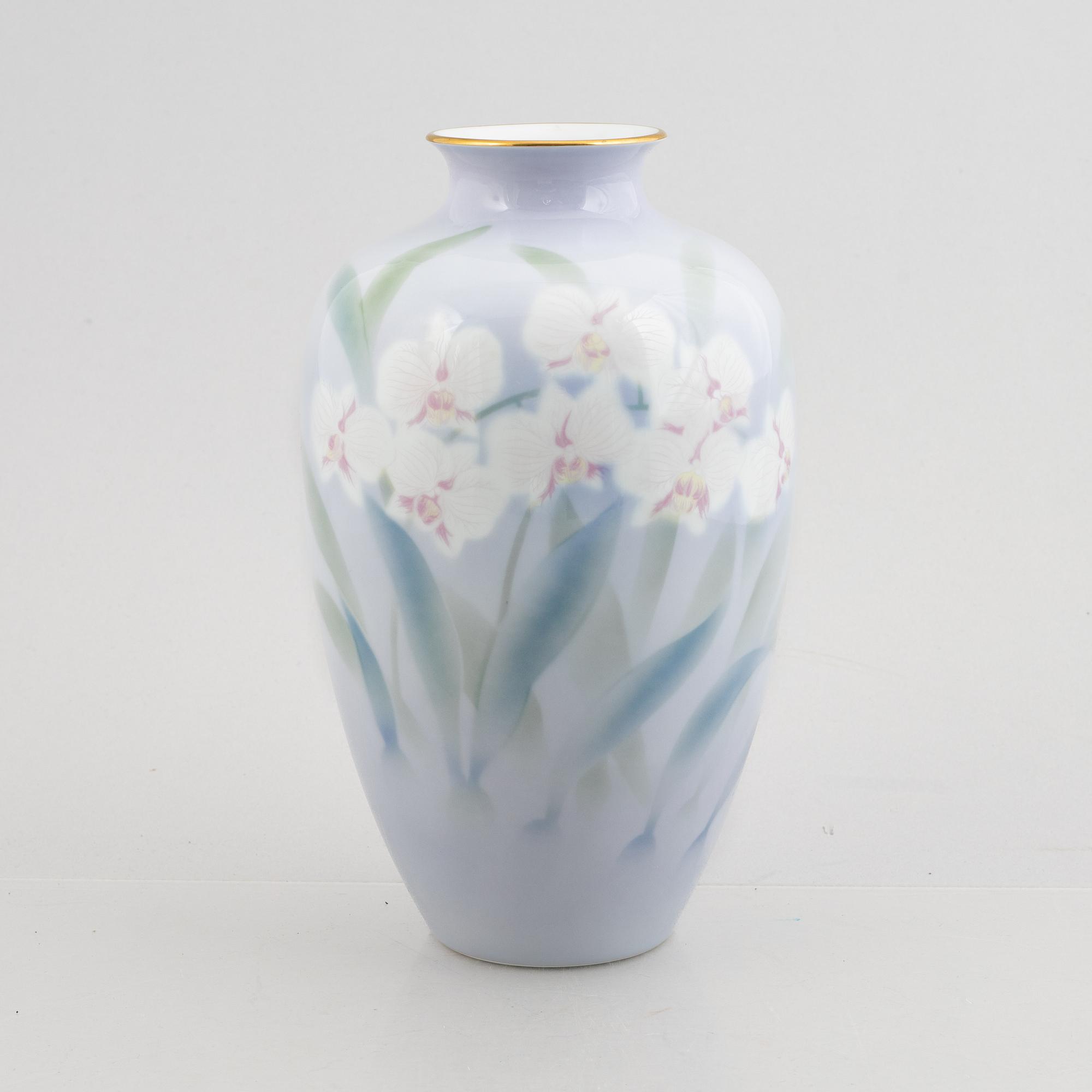 A porcelain vase, Fukagawa Porcelain Manufacturing Company, Japan, second half of the 20th century.