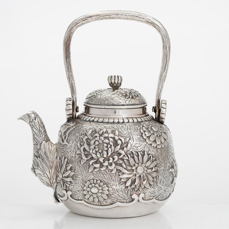 A Japanese silver teapot, maker's mark of Konoike, early 20th century.