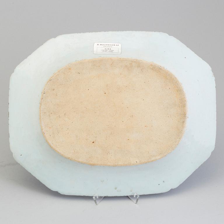 A Chinese blue and white export porcelain platter, Qing dynasty, Qianlong (1736-95).