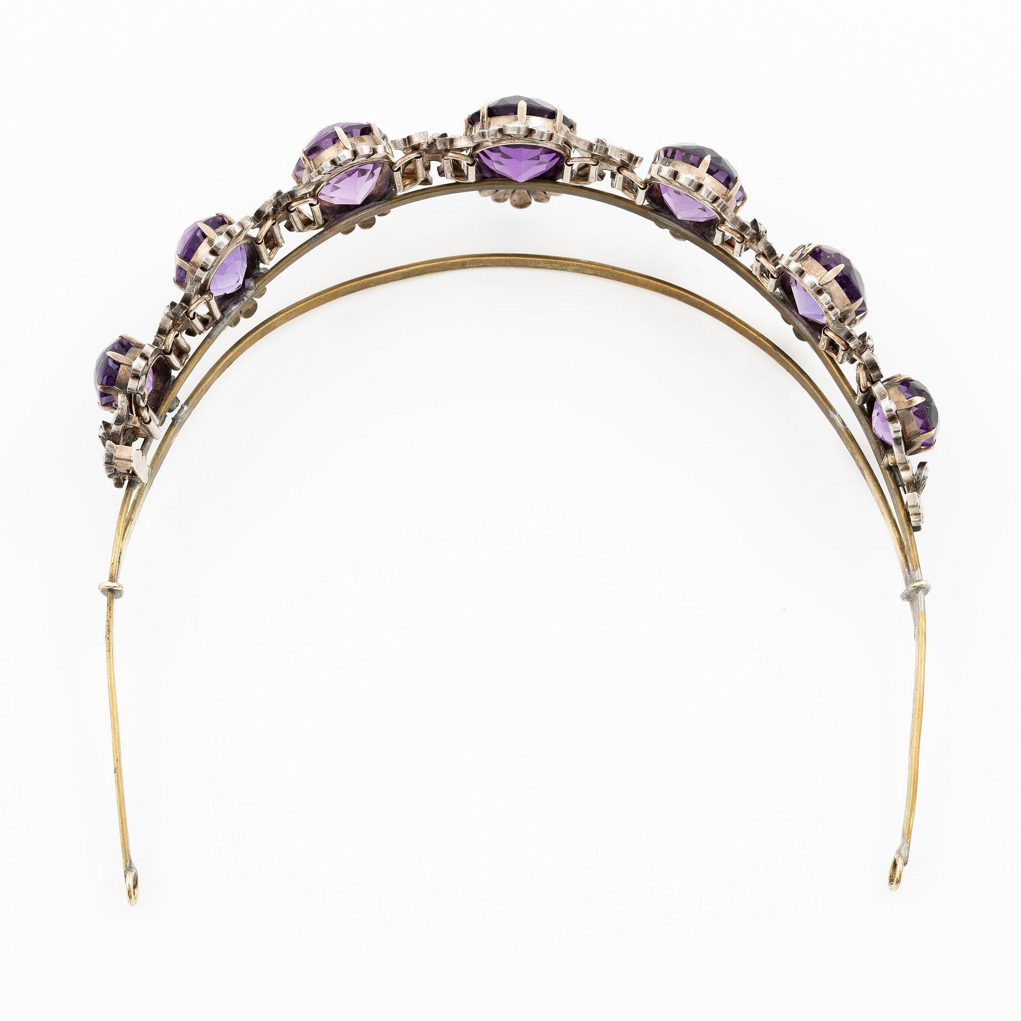 Diadem silver med ovala fasettslipade ametister och seedpärlor.