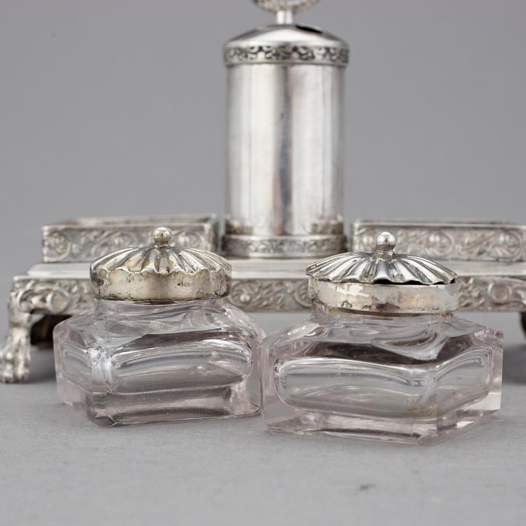 BORDSSURTOUT, silver och glas, troligen Gustaf Fredrik Richter (1818-1827(1863)), Stockholm, 1838. Tot vikt 251 g.