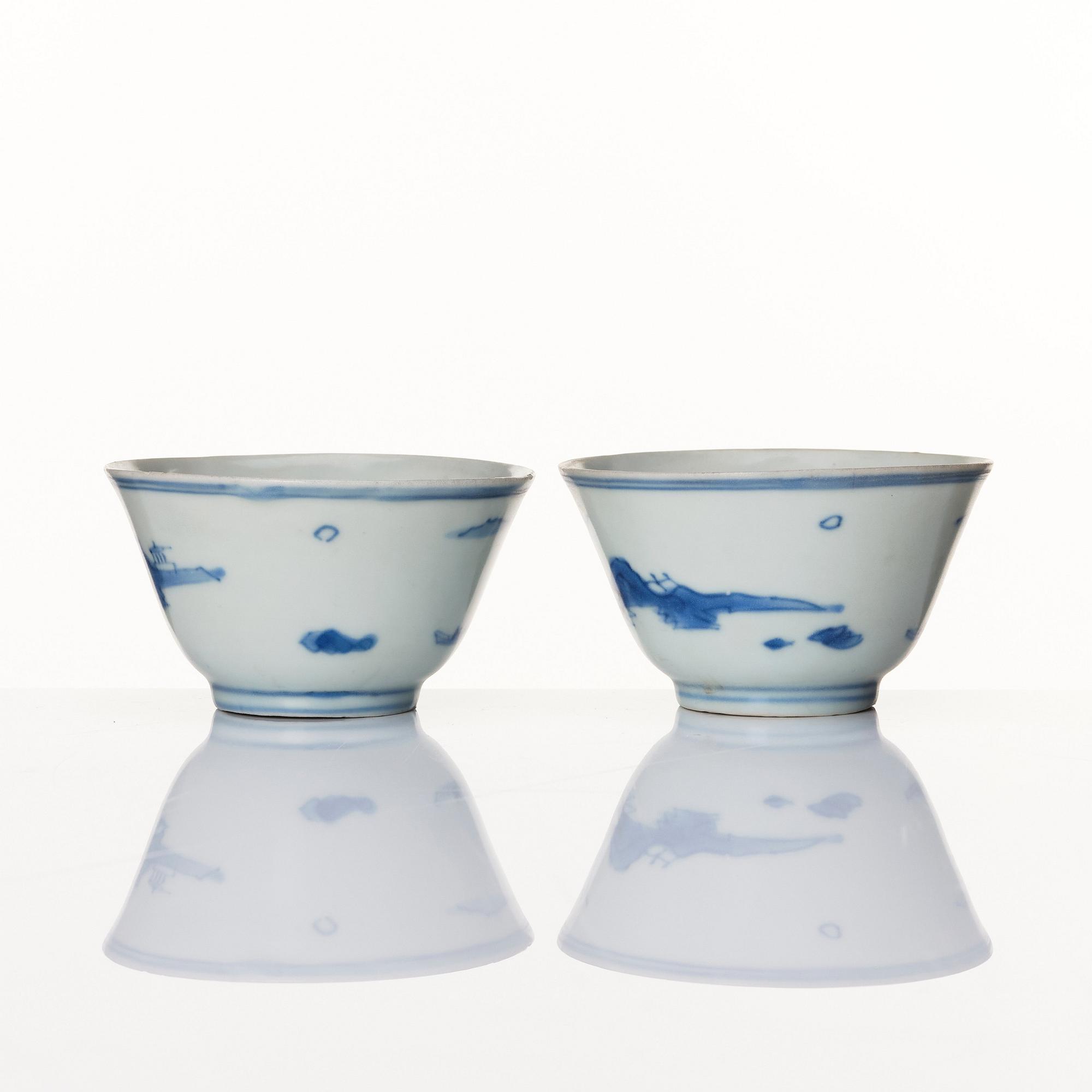 Koppar, två stycken, porslin. Ming dynastin, Transition/Chongzhen (1628-44).