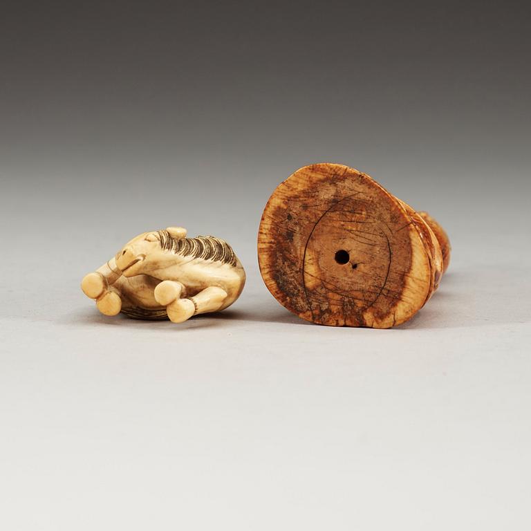 FIGURIN samt NETSUKE, elfenben, Kina och Japan, 1800-tal.