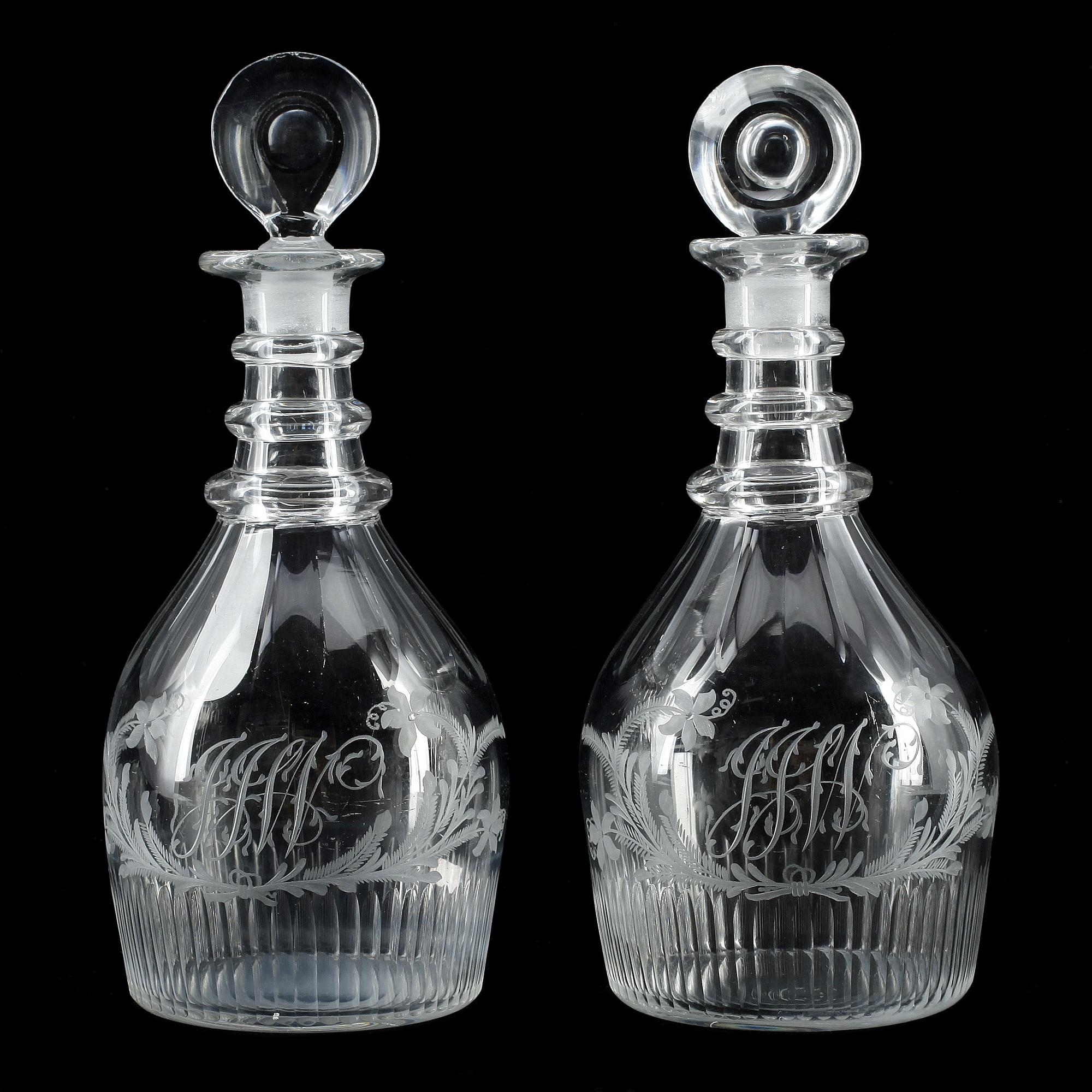 KARAFFER, ett par, glas, 1800-tal.