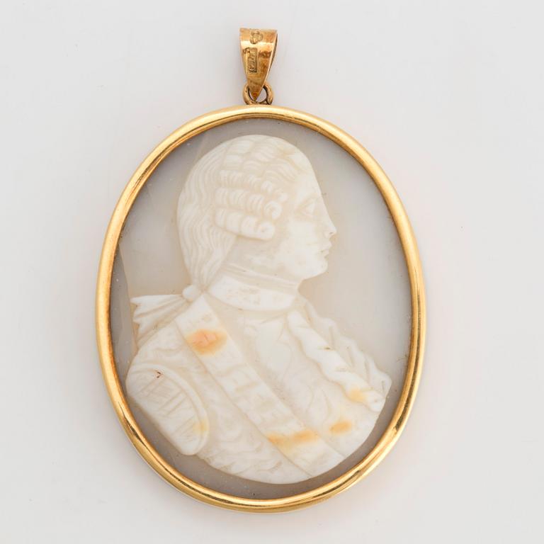 PENDANT, 18K gold and carved cameo.