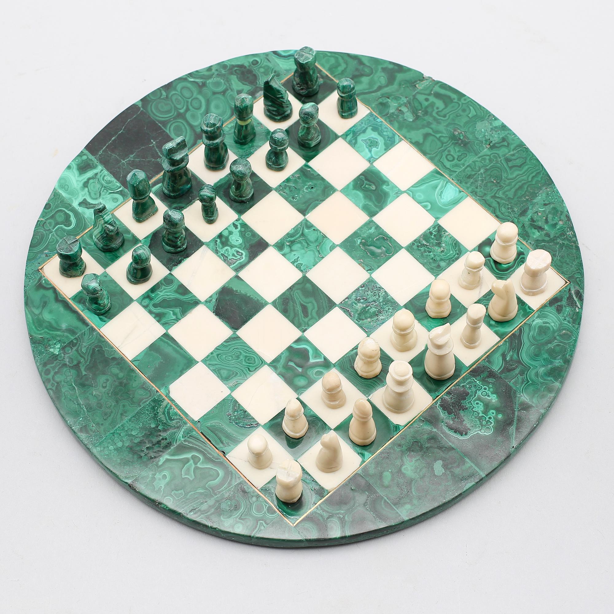 SCHACKSPEL, vit marmor och malakit, 1900-talets andra hälft.