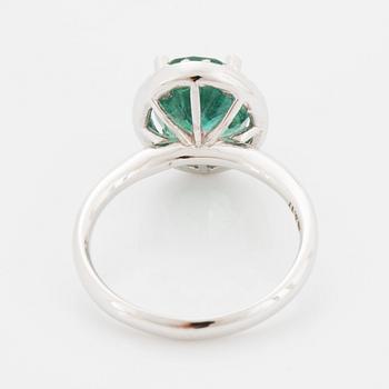 RING, med oval fasettslipad smaragd och briljantslipad diamanter.