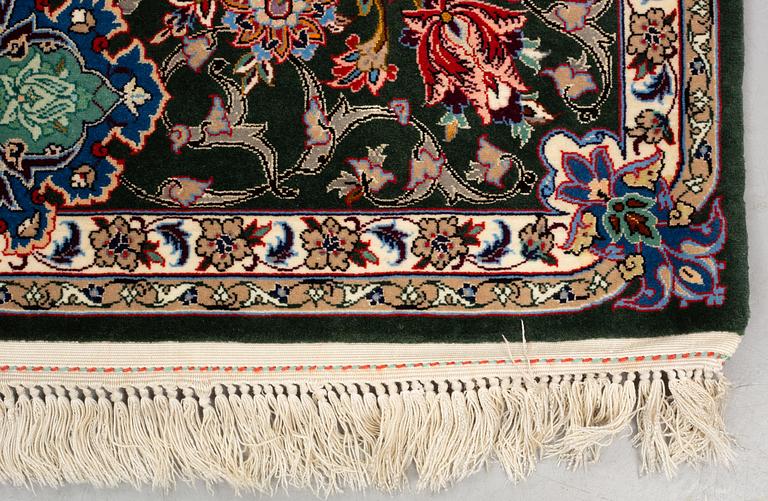 Matto, old Esfahan, part silk, signed, ca 225 x 149 cm (ca 1,5-2,5 cm flat weave at the ends).