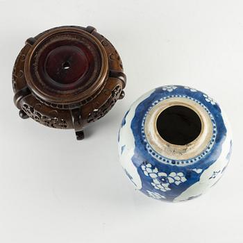 A blue and white jar, Qing dynasty, Kangxi (1662-1722).