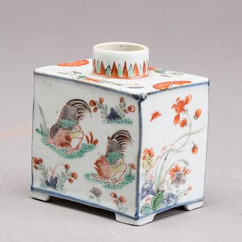 A famille verte porcelain tea caddy, Qing dynasty, Kangxi (1662-1722).